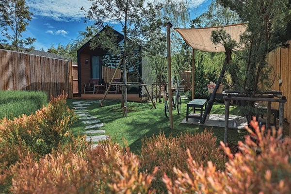 Deluxe Black Tiny Cabin  (พักได้ 2 ท่าน) เสริมเพิ่มได้1ท่าน