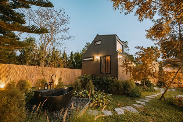 Duplex Black Tiny Cabin (พักได้ 4 ท่าน) เสริมเพิ่มได้1ท่าน